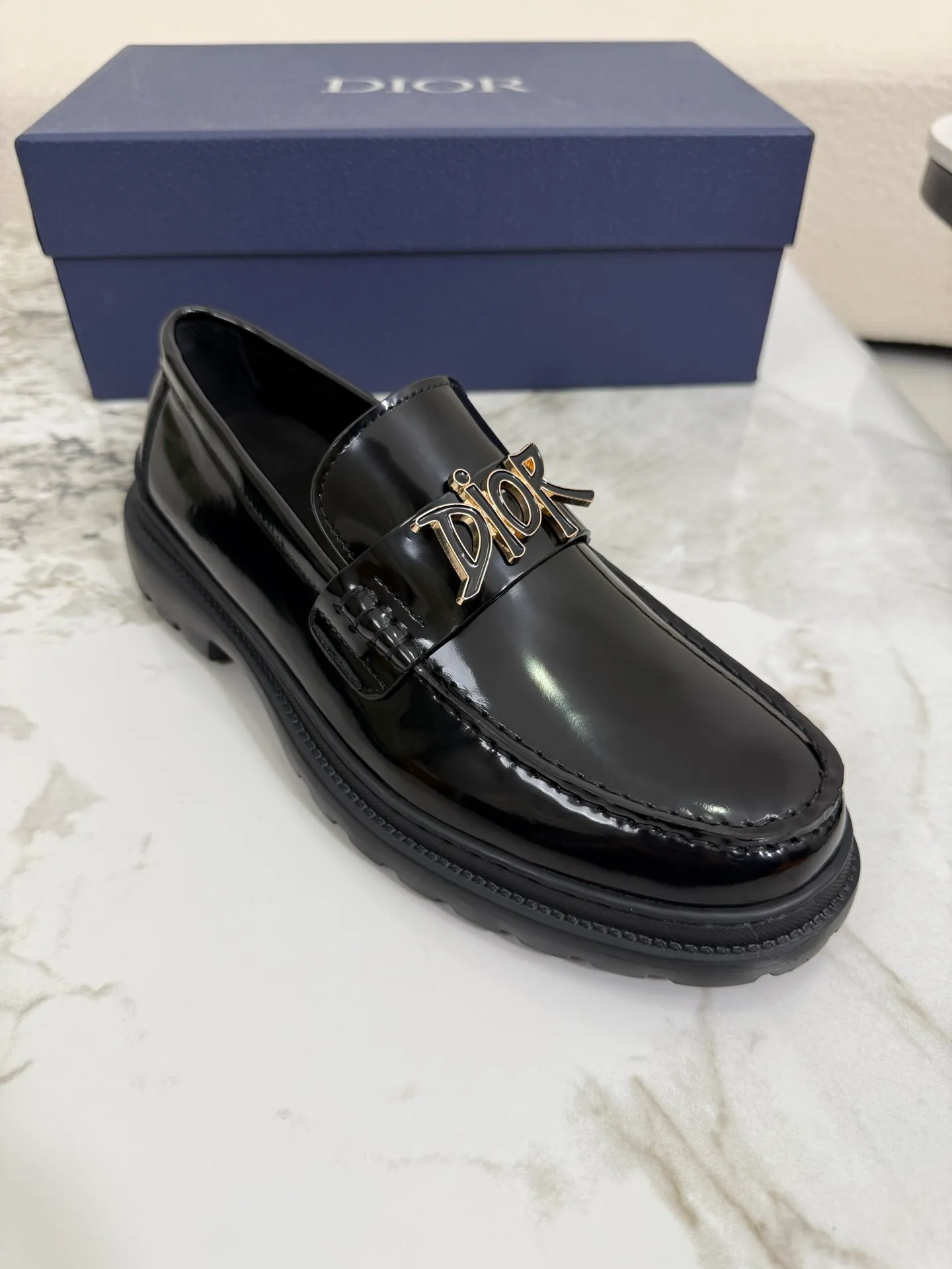 [ DIOR ] Top P: 820💰 ▪️Size: 39-44 (customized for 38.45) Top male leather shoes DIOR Dior combines high-quality materials and exquisite details. The imported cowhide leather upper is embellished with Gancio buckles, showing a luxurious style. Imported cattle. TP sole is light and flexible in texture